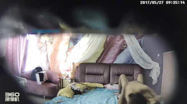 震撼推荐-主题酒店偷拍清纯水嫩的小美女被身强体壮性经验丰富的小伙玩弄到高潮后又狠狠的爆操,不间断的干了5次真是太厉害了!